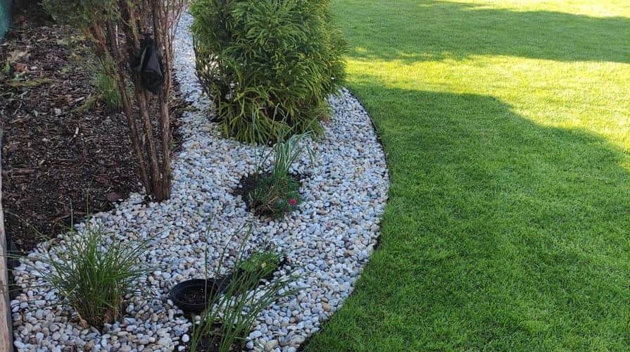 Neviditeľné plastové obrubníky okolo záhonu s výsadbou